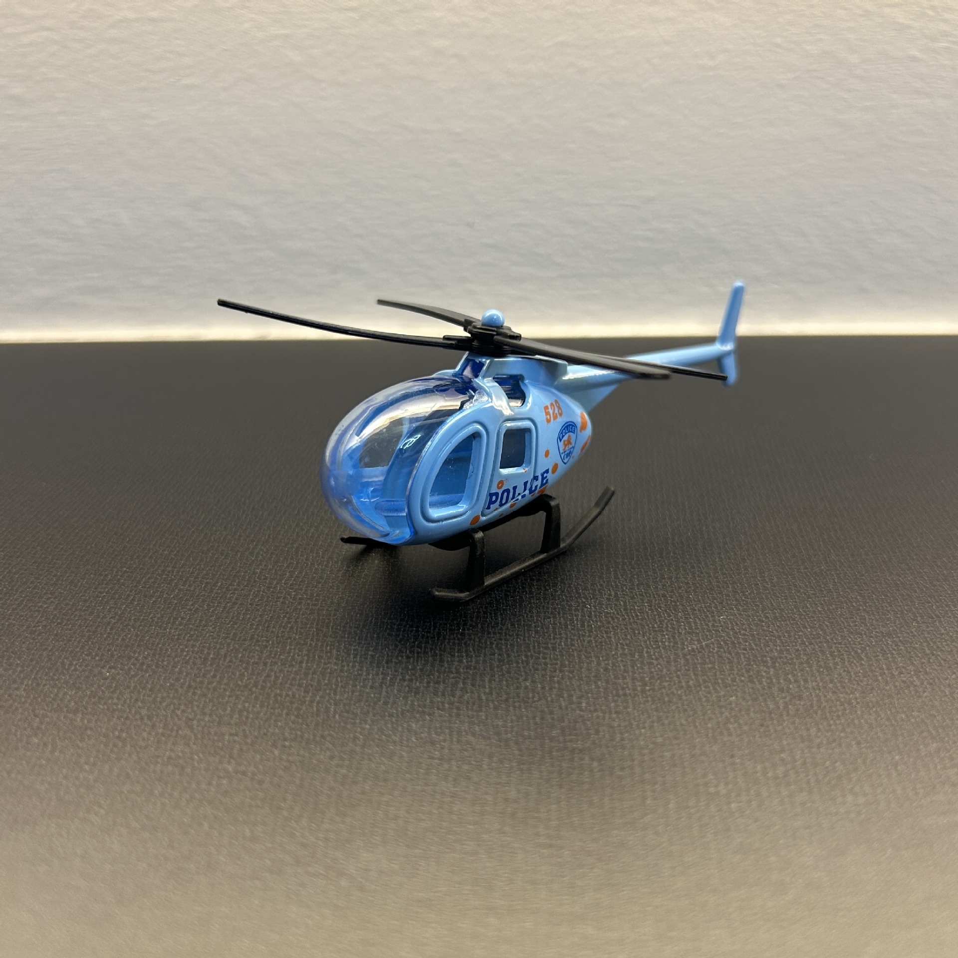 Modèle hélicoptère bleu clair