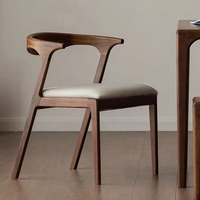 Chaises de salle à manger minimalistes en bois massif, style Mid-Century Modern, avec dossier en bois de frêne finition pores ouverts et assise en cuir PU.