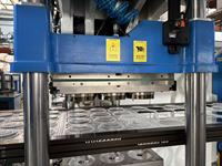 Automatische drie-stations thermoformmachine voor PET clamshell voedsel- en fruitverpakkingen, hoge efficiëntie en zeer goede vormgeving