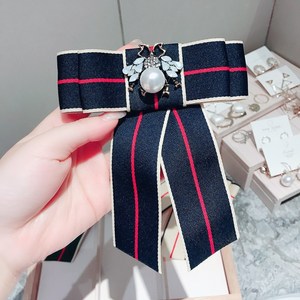 เข็มกลัด<span class=keywords><strong>เสื้อ</strong></span>นักเรียนแบบใหม่ล่าสุด คริสตัลรูปผึ้ง โบว์ผูกผม ดีไซน์เนอร์เข็มกลัด สำหรับผู้หญิง ตกแต่ง<span class=keywords><strong>เสื้อ</strong></span>ผ้า - Product Image 2