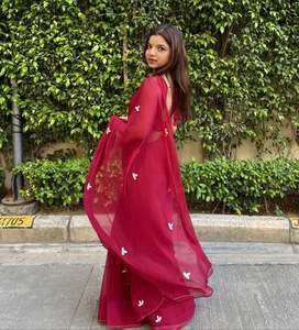 ผ้าซิ่นจีออร์เจตต์เนื้อนุ่มสำหรับงานเลี้ยงอาหารค่ำ พร้อมงานปักมือลายใบดานาสีเงิน ขอบลายปักมือสไตล์วินเทจ ผ้าซาตินไหมแท้ - Product Image 5