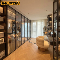 Armoire de luxe de style italien pour couple, meubles de chambre sur mesure, dressing avec portes vitrées, armoires doubles, solutions de rangement