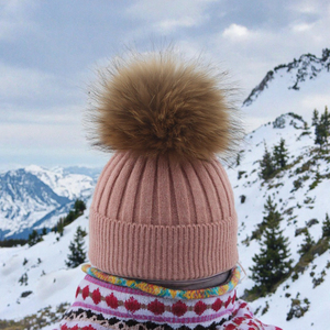 Bonnet en tricot côtelé rose avec pompon en fausse fourrure marron, chapeau d'hiver pour femmes - Product Image 3