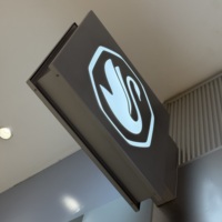 Boîte lumineuse murale extérieure en acrylique personnalisée DakeSign, éclairage LED haute luminosité, durable, étanche IP65, panneau couleur personnalisé