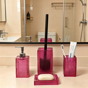 Set Bagno Moderno 4 Pezzi in Resina Fucsia Vibrante con Effetto Craquelé: Dispenser Sapone, Porta Scopino, Porta Spazzolino, Porta Sapone - Product Image 3