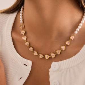 Collar de Perlas en Forma de Corazón con Corazones de Esmalte Rosa Chapados en Oro para Uso Diario - Product Image 2