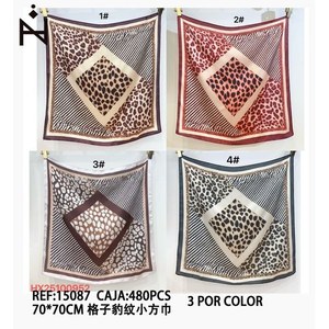 Foulard Quadrato Piccolo con Stampa Leopardata a Quadretti 70x70cm, Accessorio di Moda per Donne - Product Image 1