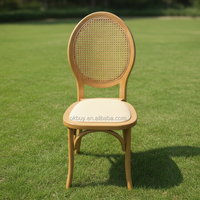 Chaise de salle à manger empilable en bois d'orme massif, dossier et assise en rotin véritable, style contemporain, écologique et durable, pour hôtel et vente en gros