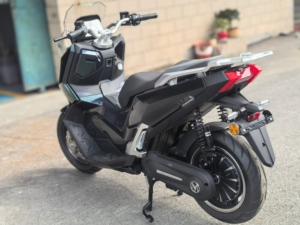 Motocicleta de Alta Gama con Batería ADV, Neumáticos 100% de 14 Pulgadas y Batería Extraíble - Product Image 1