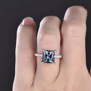 Anello Quadrato a Quattro Punte, Gioiello da Dito alla Moda per Donne, Design Elegante e Distintivo - Product Image 6