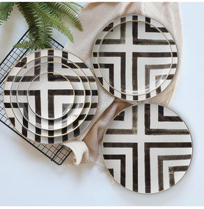 <span class=keywords><strong>Vaisselle</strong></span> <span class=keywords><strong>de</strong></span> mariage <span class=keywords><strong>de</strong></span> luxe en porcelaine fine ensemble d'assiettes noires Crossroads Lines avec bordure dorée gravée pour événements et restauration - Product Image 6