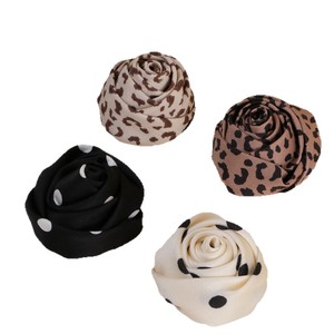 Yupu Rosebud Corsage en tissu tricoté à la main à pois et imprimé léopard, accessoire pour pince à cheveux et fleur de chaussure - Product Image 5