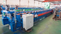 Machine automatique de formage à froid de tôles métalliques pour la fabrication de panneaux de toiture architecturaux