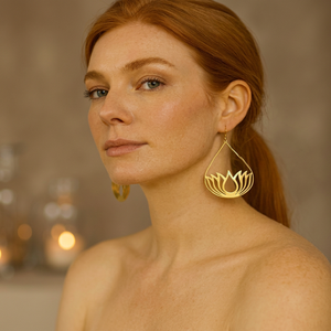 Boucles d'oreilles unisexe en laiton style bohème avec breloque fleur dorée, bijou tendance pour soirée - Product Image 3