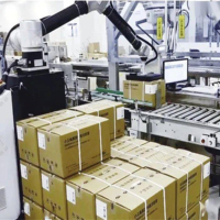 Bras de robot de collaboration de robot universel comme poste de travail d'automatisation pour la palettisation de l'emballage de cueillette de manutention