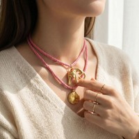 Collier Pendentif Mignon Femme « Amour Estival » avec Visage Souriant, Fleur Éclatante et Papillon, en Acier Inoxydable Plaqué Or 18 carats, Chaîne Bambou