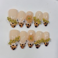 Ongles à presser pleine couverture faits à la main, motif léopard crème, avec grappe de perles dorées 3D, 10 pièces