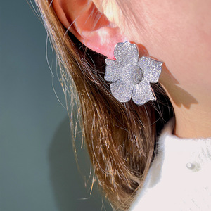 Eleganti Orecchini a Perno con Fiore di Camelia, Gioielli Minimalisti Chic da Donna, per Uso Quotidiano e Regalo - Product Image 2