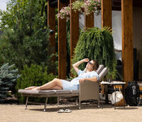 Chaise longue d'extérieur réglable en osier avec coussin d'accoudoirs