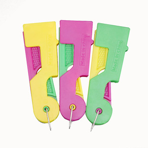 Herramienta enhebradora de agujas colorida con mango de plástico, asistente rápido para coser a mano, manualidades y bricolaje, hecha en China. - Product Image 5
