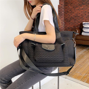 Bolso de hombro ligero de malla negra para mujer, con diseño hueco, correa única, bolso de viaje para mujer, organizador de viaje. - Product Image 3