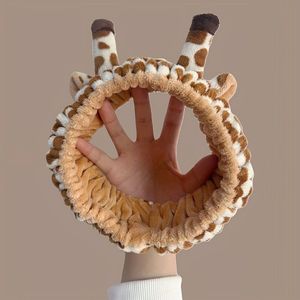 Vente en gros Bandeau en bois de <span class=keywords><strong>girafe</strong></span> bicolore pour filles Attache à cheveux en peluche douce pour une coiffure de fête mignonne - Product Image 6