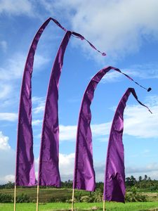 Balinesische Umbul-Umbul-Flagge mit Stange, individuell bedruckte Polyester-Satin-Zeremonienflagge für Hochzeits- und Gartendekoration, Großhandel - Product Image 3