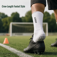 Chaussettes de football en gros avec grip floqué en faux daim, bord côtelé et logo personnalisé
