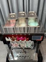Machine à glace molle commerciale Tolcat à 7 têtes, machine à glace à pré-refroidissement automatique pour desserts d'été de haute qualité