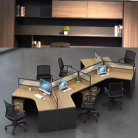 Bureau de travail d'angle simple pour quatre personnes avec écran de séparation et chaises intégrées – Mobilier de bureau 4 places