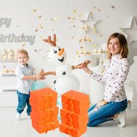 Boîte cadeau fermée en ruban satiné orange, fabriquée avec des matériaux recyclés écologiques, avec poignée, gaufrage, laminage mat, doublure en éponge, estampage