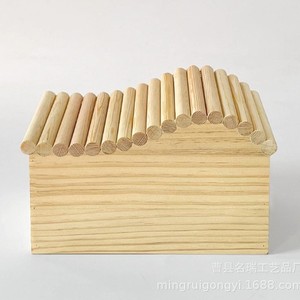 ที่ให้อาหารนกแบบแขวนทำจากไม้สน หลังคาสีแดง สไตล์เรียบง่าย สำหรับดึงดูดนก - Product Image 4