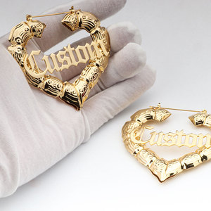 Pendientes de Aro de Bambú Personalizados en Forma de Corazón con Nombre y Letra en Acero Inoxidable Chapado en Oro de 18K - Product Image 1