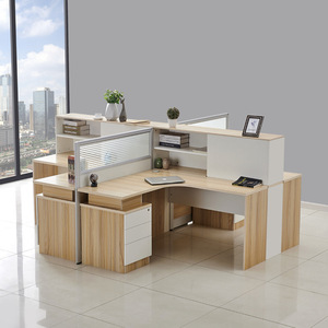 Escritorio de Esquina para 4 Personas, Combinación de Estaciones de Trabajo con Partición y Gabinete Lateral, Combinación Libre, Tablero Artificial - Product Image 3