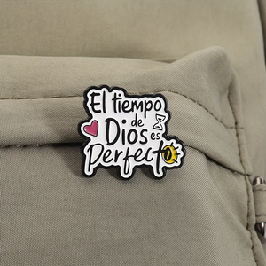 Broche personnalisée créative en émail souple, badge en alliage pour sacs et manteaux, épinglette de style mode, cadeaux uniques pour amis et <span class=keywords><strong>famille</strong></span> - Product Image 2