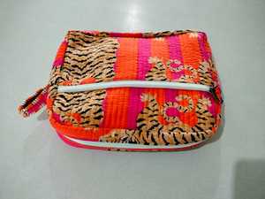 กระเป๋าเดินทางสุดหรูทำมือ ลายพิมพ์บล็อกผ้าฝ้าย แบบควิลท์  ขนาดใหญ่  ทนทาน เหมาะสำหรับการเดินทางและเล่นกีฬา  กำลังเป็นที่ต้องการอย่างมาก - Product Image 6