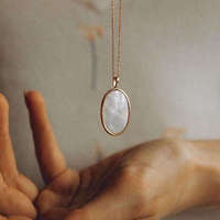 Collier pendentif Moge Jewelry de haute qualité en acier inoxydable plaqué or 18 carats avec maillons en laiton et incrustation ovale en nacre