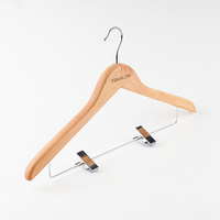 Cintre en bois double niveau avec logo personnalisé et pinces, en bois naturel, pour sacs et vêtements, robuste, antidérapant, avec crochet pivotant à 360°