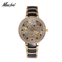 Montre en céramique luxueuse et élégante avec résistance à l'eau et incrustation de diamants. Modèle féminin.