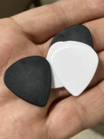Vente en gros de médiators Delrin en forme de goutte d'eau moyenne calibre 1.0mm Surface mate pour guitare médiateur anche noir/blanc/jaune