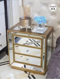 欧式实木金色和银色镜面金属床头柜的卧室