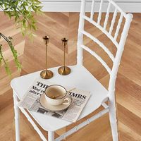 Vente en gros d'usine de chaises Chivari dorées pour mariage hôtel événement décor PP plastique pliable empilable ferme salle à manger en plein air