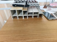 Panel de techo falso de madera WPC moderno de 50*150mm, resistente al agua, ignífugo, diseño de tira a prueba de humedad, fácil instalación