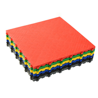 Tapis de sol modulaires en plastique, installation facile, solutions de revêtement de sol durables pour les laveries automobiles et les ateliers de detailing.