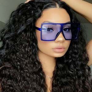 Lunettes de soleil carrées surdimensionnées pour femmes, nouveau style rétro, monture large, verres plats, teintes claires rouge et bleu, protection UV400, avec logo personnalisé - Product Image 2