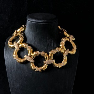Elegante Set <span class=keywords><strong>di</strong></span> Gioielli Vintage Versatile con Collana in Oro, Bracciale, Orecchini a Perno e Dettagli in Diamanti - Product Image 3