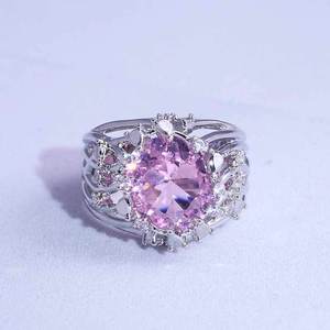 Anello con Ramo di Cristallo Rosa per Donne, Gioiello da Dito Creativo e alla Moda - Product Image 1