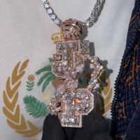 Aktionspreis Diamantprüfer-geprüfter 925er Sterlingsilber vergoldeter, maßgefertigter, eisbesetzter Hip-Hop Moissanit Vertikaler Namensanhänger