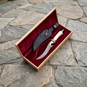 Couteau de chasse Bowie en acier Damas, lame à pointe tombante, bord droit, manche en bois avec étui, longueur totale 38 cm - Product Image 1