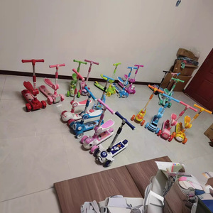 Scooter pliant pour enfants fourni par le fabricant détachable clignotant à une touche de contrôle capteur de couleur de dessin animé en plastique trois - Product Image 4